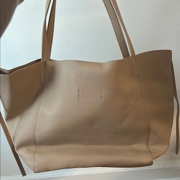 Chic Beige Tote Bag - Picture 2 of 5